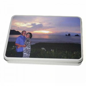 boîte en métal personnalisée avec une photo de couple au soleil couchant
